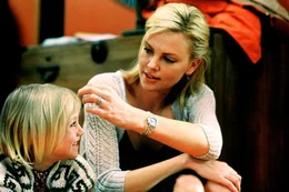 Karens (Charlize Theron) kleine Tochter Abby (Dakota Fanning) leidet an Asthma und ist dringend auf Medikamente angewiesen.