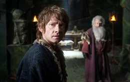 Meisterdieb Bilbo (Martin Freeman, l.) macht sich den Arkenstein, den er zuvor aus den Sch&auml;tzen des Erebor gestohlen hat, zu Nutze, um die zerstrittenen Parteien zu einer Streitmacht gegen die feindliche Armee zu vereinen.