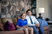 Chris‘ Kollege und Freund Mäx Bonny (Sebastian Fritz, re.) und Leos Sohn Linus (Carl Anton Koch, li.) im Wohnzimmer Chris‘ Kollege und Freund Mäx Bonny (Sebastian Fritz, re.) und Leos Sohn Linus (Carl Anton Koch, li.) im Wohnzimmer