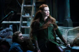 Nach ihrer Verbannung aus dem Waldlandreich zieht Tauriel (Evangeline Lilly) in die Schlacht, um Seite an Seite mit Kili, einem Zwerg, in den sie sich verliebt hat, zu k&auml;mpfen.
