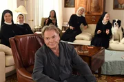 Die Nonnen haben sich bei Wöller einquartiert. Wöller ist genervt (v.li.: Janina Hartwig, Mareike Lindenmeyer, Karin Gregorek, Fritz Wepper, Romina Küper, Emanuela von Frankenberg). Die Nonnen haben sich bei Wöller einquartiert. Wöller ist genervt (v.li.: Janina Hartwig, Mareike Lindenmeyer, Karin Gregorek, Fritz Wepper, Romina Küper, Emanuela von Frankenberg).