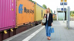 Elodie (Karoline Schuch) reist zum Geburtstag ihrer Mutter nach Hause.