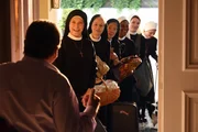 Die Nonnen quartieren sich bei Wöller ein (v.li.: Fritz Wepper, Janina Hartwig, Emanuela von Frankenberg, Karin Gregorek, Denis M’Baye, Mareike Lindenmeyer, Romina Küper) Die Nonnen quartieren sich bei Wöller ein (v.li.: Fritz Wepper, Janina Hartwig, Emanuela von Frankenberg, Karin Gregorek, Denis M’Baye, Mareike Lindenmeyer, Romina Küper)