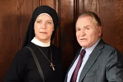 Schwester Hanna (Janina Hartwig) überredet Wöller (Fritz Wepper) Gwerchers Frist zu verlängern. Schwester Hanna (Janina Hartwig) überredet Wöller (Fritz Wepper) Gwerchers Frist zu verlängern.
