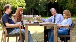 v.l.n.r: Ben Kayserling (Jan Krauter), Barbara (Mutter) Kayserling (Sibylle Canonica), Vater Kayserling (Michael Wittenborn), Elodie Kayserling (Karoline Schuch).