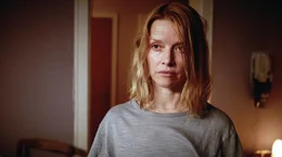 Elodie (Karoline Schuch) versucht, die Puzzleteile ihrer fr&uuml;hen Kindheit zusammenzusetzen.