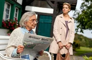 ARD HEITER BIS TÖDLICH - HENKER & RICHTER, FOLGE 12 (WH.), "Hol's der Geier", am Donnerstag um 18:50 Uhr im ERSTEN. Saskia Henker (Rike Schmid, r.) beißt bei Oma Hedwig (Dorothea Walda, l.) auf Granit. ARD HEITER BIS TÖDLICH - HENKER & RICHTER, FOLGE 12 (WH.), "Hol's der Geier", am Donnerstag um 18:50 Uhr im ERSTEN. Saskia Henker (Rike Schmid, r.) beißt bei Oma Hedwig (Dorothea Walda, l.) auf Granit.