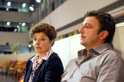 Martin (Hans Sigl, r.) und Lisbeth (Monika Baumgartner, l.) machen sich große Sorgen um Lena. Martin (Hans Sigl, r.) und Lisbeth (Monika Baumgartner, l.) machen sich große Sorgen um Lena.