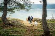 Kommissarin Stascha Novak (Jasmin Gerat), ihr Kollege Emil Perica (Lenn Kudrjawizki) und Pathologin Brigita (Sarah Baurerett) untersuchen die Leiche der ermordeten Leyla (Tesa Litvan).