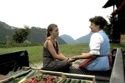 Lilli (Ronja Forcher, l.) sucht Rat bei ihrer Großmutter Lisbeth (Monika Baumgartner, r.). Lilli (Ronja Forcher, l.) sucht Rat bei ihrer Großmutter Lisbeth (Monika Baumgartner, r.).