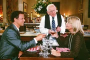 Jeannette (Christine Schuberth) will mit dem gutsituierten Herrn (Andreas Dieck, li.) anstoßen, den sie für ihr Blind Date „Napoleon“ hält. Dabei wird sie von dem Kellner (Gunther Philipp) gestört. Jeannette (Christine Schuberth) will mit dem gutsituierten Herrn (Andreas Dieck, li.) anstoßen, den sie für ihr Blind Date „Napoleon“ hält. Dabei wird sie von dem Kellner (Gunther Philipp) gestört.