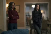 Grace Stone (Athena Karkanis, l.); Olive Stone (Luna Blaise, r.)