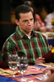 Bereut es, seinen Bruder Charlie zu einem gemeinsamen Abendessen mit Linda und Donna überredet zu haben: Alan (Jon Cryer) ... Bereut es, seinen Bruder Charlie zu einem gemeinsamen Abendessen mit Linda und Donna überredet zu haben: Alan (Jon Cryer) ...