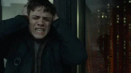 Elliot (Douglas Smith)