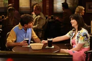 Charlie Harper (Charlie Sheen, l.) trifft sich mit seiner Stalkerin Rose (Melanie Lynskey, r.) ... Charlie Harper (Charlie Sheen, l.) trifft sich mit seiner Stalkerin Rose (Melanie Lynskey, r.) ...