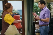Berta (Conchata Ferrell, l.); Alan (Jon Cryer, r.) Berta (Conchata Ferrell, l.); Alan (Jon Cryer, r.)