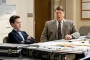 Sheldon Cooper (Iain Armitage, l.); George Cooper sen. (Lance Barber, r.) Sheldon Cooper (Iain Armitage, l.); George Cooper sen. (Lance Barber, r.)