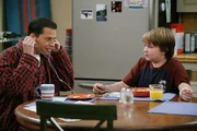Alan (Jon Cryer, l.) und Jake (Angus T. Jones, r.) haben eine Auseinandersetzung, da Jake auf ein Rockkonzert gehen m&ouml;chte ...