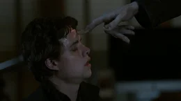 Elliot (Douglas Smith)
