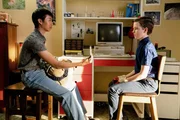 Tam (Ryan Phuong, l.); Sheldon Cooper (Iain Armitage, r.) Tam (Ryan Phuong, l.); Sheldon Cooper (Iain Armitage, r.)