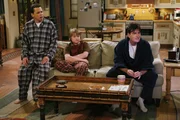 In einer großen Fernsehwerbeaktion wird Charlies (Charlie Sheen, r.) CD präsentiert. Gemeinsam mit Jake (Angus T. Jones, M.) und Alan (Jon Cryer, l.) genießt er die Show ... In einer großen Fernsehwerbeaktion wird Charlies (Charlie Sheen, r.) CD präsentiert. Gemeinsam mit Jake (Angus T. Jones, M.) und Alan (Jon Cryer, l.) genießt er die Show ...