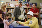Charlies (Charlie Sheen, 2.v.r.) Erfolg scheint unaufhaltsam zu sein, doch als sein Produzent Artie (Richard Kind, M.) ihn zwingt, ein öffentliches Konzert zu geben, glaubt Alan (Jon Cryer, r.) schadenfroh, dass er nun doch scheitern wird ... Charlies (Charlie Sheen, 2.v.r.) Erfolg scheint unaufhaltsam zu sein, doch als sein Produzent Artie (Richard Kind, M.) ihn zwingt, ein öffentliches Konzert zu geben, glaubt Alan (Jon Cryer, r.) schadenfroh, dass er nun doch scheitern wird ...