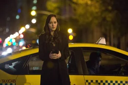 Vor Jahren hat sie Tobey f&uuml;r Dino verlassen, doch die neusten Ereignisse lassen Anita (Dakota Johnson) an ihrer damaligen Entscheidung zweifeln ...