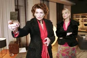 Kim (Lara-Isabelle Rentinck, r.) sucht vergeblich Zuflucht bei Sophie (Gabrielle Scharnitzky, l.). Kim (Lara-Isabelle Rentinck, r.) sucht vergeblich Zuflucht bei Sophie (Gabrielle Scharnitzky, l.).