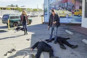 W&auml;hrend Sam undercover ermittelt, um einen Drogenbaron dingfest zu machen, sollen Callen (Chris O'Donnell, r.) und Anna (Bar Paly, l.) Asakeem &uuml;berf&uuml;hren ...
