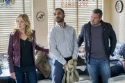 W&auml;hrend Sam Undercover ermittelt, um einen Drogenbaron dingfest zu machen, sollen Callen (Chris O'Donnell, r.) und Anna (Bar Paly, l.) Asakeem (Sammy Sheik, M.) &uuml;berf&uuml;hren. Doch dessen Br&uuml;der versuchen alles, um dies zu verhindern ...