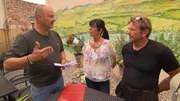 Lydia Aghegyi (M.) betreibt ein Gasthaus in der Eifel, dem die Gäste fehlen. Frank Rosin (l.) spannt auch ihren Mann Janosch (r.) mit ein. Lydia Aghegyi (M.) betreibt ein Gasthaus in der Eifel, dem die Gäste fehlen. Frank Rosin (l.) spannt auch ihren Mann Janosch (r.) mit ein.