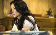 Eine Frau, die behauptet, eine Freundin von Mycroft zu sein, bittet Holmes und Watson (Lucy Liu) um Hilfe. Unbekannte sollen einen ihrer illegalen Pokerabende überfallen und es nun auf ihr Leben abgesehen haben. Doch Watson zweifelt bald an der Ehrlichkeit ihrer Klientin ... Eine Frau, die behauptet, eine Freundin von Mycroft zu sein, bittet Holmes und Watson (Lucy Liu) um Hilfe. Unbekannte sollen einen ihrer illegalen Pokerabende überfallen und es nun auf ihr Leben abgesehen haben. Doch Watson zweifelt bald an der Ehrlichkeit ihrer Klientin ...