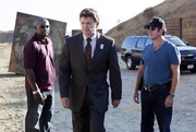 Kann Floyd Mayborne (John Michael Higgins, M.) Don (Rob Morrow, r.) und David (Alimi Ballard, l.) bei ihren Ermittlungen in ihrem neuen Fall weiterhelfen?