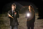 Bei einem n&auml;chtlichen Ausflug zum Tatort machen Charlie (David Krumholtz, l.) und Amita (Navi Rawat, r.) ein Entdeckung, die zur L&ouml;sung des Falles behilflich ist ...