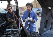 Nachdem eine Frau von einem seltsamen Flugobjekt durch einen blauen Blitz get&ouml;tet wurde, nehmen David (Alimi Ballard, l.) und Charlie (David Krumholtz, r.) die Ermittlungen am Tatort auf ...