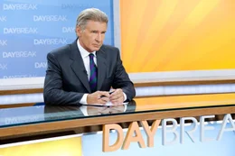 Der selbstherrliche alternde Moderator Mike Pomeroy (Harrison Ford) soll ab sofort die morgendlichen Nachrichtensendung "Daybreak" moderieren, doch der Schuss geht nach hinten los ...