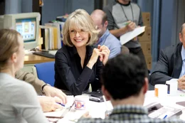 Colleen Peck (Diane Keaton) ist es leid, die Guten-Morgen-Sendung "Daybreak" zu moderieren, die den ewigen vierten Platz unter den Sendungen im Fr&uuml;hst&uuml;cksfernsehen einnimmt.