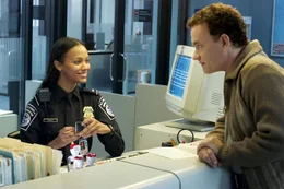 Dolores Torres (Zo&euml; Saldana, l.); Viktor Navorski (Tom Hanks, r.)