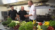 Werden Michael (M.) und sein Team vom "Silberpfeil" es schaffen, Frank Rosins (r.) Testesser zu überzeugen? Werden Michael (M.) und sein Team vom "Silberpfeil" es schaffen, Frank Rosins (r.) Testesser zu überzeugen?