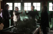 Um einen neuen Fall aufzuklären arbeiten alle zusammen: Don (Rob Morrow, 2.v.r.), Charlie (David Krumholtz, r.), Alan (Judd Hirsch, l.) und Roger Bloom (Henry Winkler, 2.v.l.) ... Um einen neuen Fall aufzuklären arbeiten alle zusammen: Don (Rob Morrow, 2.v.r.), Charlie (David Krumholtz, r.), Alan (Judd Hirsch, l.) und Roger Bloom (Henry Winkler, 2.v.l.) ...