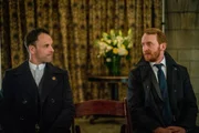 Als auf Morland Holmes ein Anschlag verübt wird, glaubt Sherlock (Jonny Lee Miller, l.), dass Moriartys Organisation dahinter steckt. Zusammen mit Watson findet er heraus, dass ein gewisser Dr. Joshua Vikner (Tony Curran, r.) die Organisation jetzt leitet und sucht das Gespräch mit ihm ... Als auf Morland Holmes ein Anschlag verübt wird, glaubt Sherlock (Jonny Lee Miller, l.), dass Moriartys Organisation dahinter steckt. Zusammen mit Watson findet er heraus, dass ein gewisser Dr. Joshua Vikner (Tony Curran, r.) die Organisation jetzt leitet und sucht das Gespräch mit ihm ...