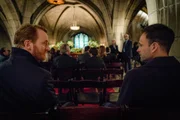 Holmes (Jonny Lee Miller) ist davon überzeugt, dass Dr. Joshua Vikner (Tony Curran, l.), der neue Leiter von Moriartys Organisation, den Bombenanschlag auf seinen Vater Morland befohlen hat. Doch was genau will Dr. Vikner damit bezwecken? Holmes (Jonny Lee Miller) ist davon überzeugt, dass Dr. Joshua Vikner (Tony Curran, l.), der neue Leiter von Moriartys Organisation, den Bombenanschlag auf seinen Vater Morland befohlen hat. Doch was genau will Dr. Vikner damit bezwecken?