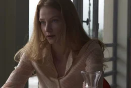 Bringt einen Stein ins Rollen und sich selber damit in gro&szlig;e Gefahr: Belinda (Amanda Fairbank-Hynes) ...