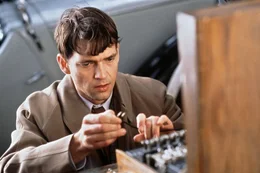 In einem fieberhaften Wettlauf mit der Zeit, bei dem jeder Fehlschlag und jede Verz&ouml;gerung weitere Menschenleben kosten kann, versucht Jericho (Dougray Scott), die Befehle des Feindes zu decodieren ...