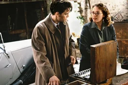 Gemeinsam machen sich Hester (Kate Winslet, r.) und Tom (Dougray Scott, l.) auf die gef&auml;hrliche Suche der gemeinsamen Freundin ...