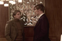 K&ouml;nnen keinem mehr trauen: Peter Guillam (Benedict Cumberbatch, r.) und Oliver Lacon (Simon McBurney, l.) ...
