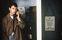 Tom (Dougray Scott) vermutet unter den Mitarbeitern von Bletchley Park einen Spion, der die Deutschen &uuml;ber die erfolgreiche Entschl&uuml;sselung informiert ...