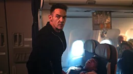 Der undercover ermittelnde Interpol-Cop Alex (Jonathan Rhys Meyers) befindet sich ebenfalls an Bord