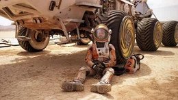 Auf sich allein gestellt, k&auml;mpft Mark Watney (Matt Damon) mit den begrenzten Vorr&auml;ten und der lebensfeindlichen Umgebung des Mars ums &Uuml;berleben.