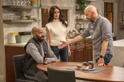 (v.l.n.r.) Trey Taylor (Donald Faison); Julia Mariano (Abigail Spencer); Jim Kearney (Jon Cryer)
